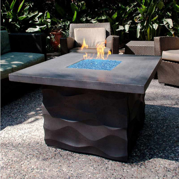 American Fyre Designs The Voro Square Fire Table In An Outdoor Set Up