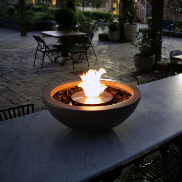 Ecosmart Mix 600 Bioethanol Freestanding Fire Bowl With Flame On Top Of A Table On An Outdoor Set Up